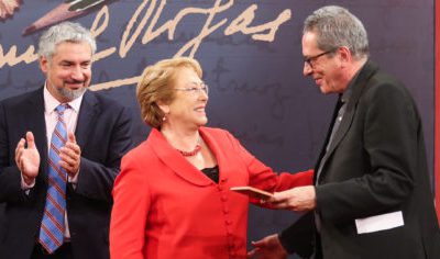 Presidenta Bachelet entrega premio Manuel Rojas al argentino César Aira